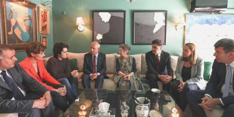 Kemal Kılıçdaroğlu’ndan sanatçı Özkan Uğur’un ailesine taziye ziyareti