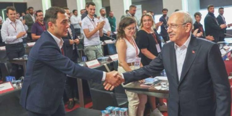 Kılıçdaroğlu, CHP Gençlik Kolları Vilayet Liderleri ile bir ortaya geldi