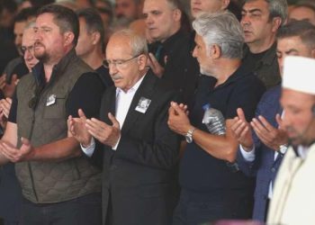 Kılıçdaroğlu, eski çalışma arkadaşının cenazesine katıldı