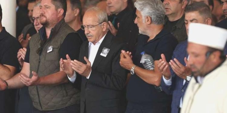 Kılıçdaroğlu, eski çalışma arkadaşının cenazesine katıldı