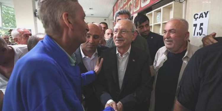 Kılıçdaroğlu, kahvehanede vatandaşları dinledi
