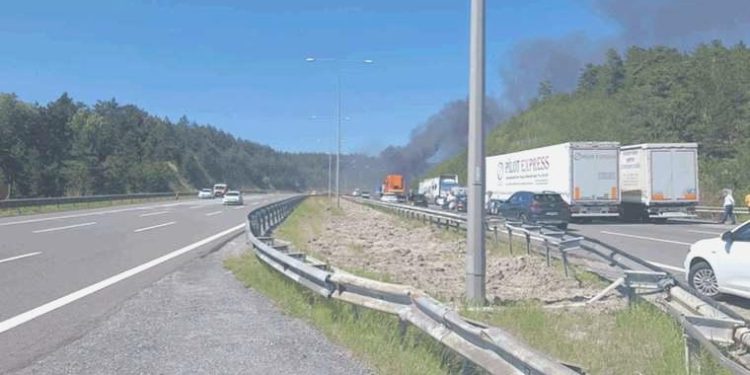 Kimyasal husus taşıyan TIR alev aldı: Yol trafiğe kapatıldı
