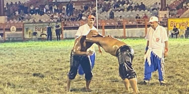 Kırkpınar’da, 2 buçuk saatlik güreşi Bekir Eryücel kazandı