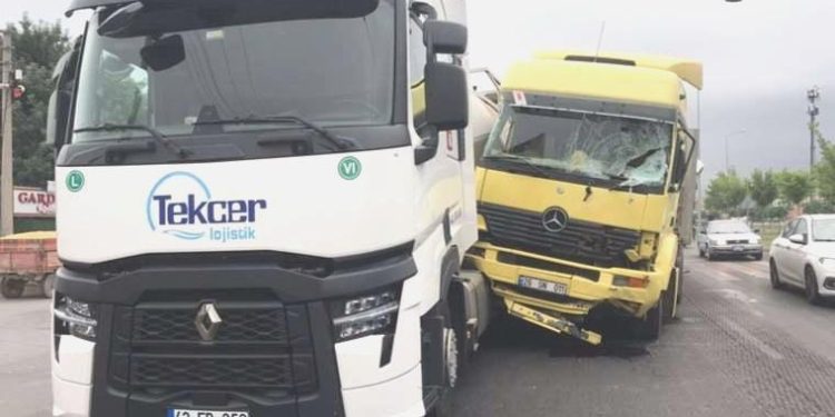 Konya’da TIR kırmızı ışıkta bekleyen araçlara çarptı: 12 yaralı