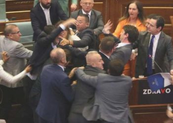 Kosova Meclisi’nde arbede çıktı: Milletvekilleri birbirine girdi