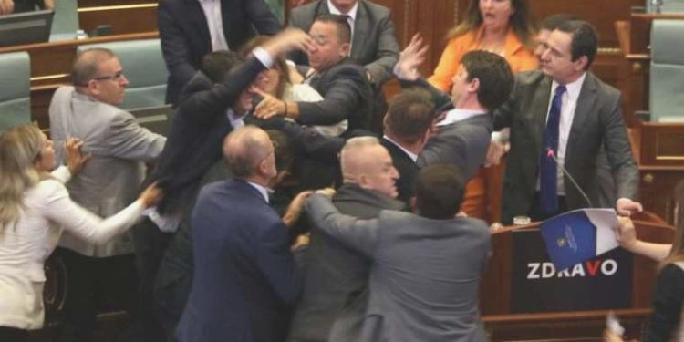 Kosova Meclisi’nde arbede çıktı: Milletvekilleri birbirine girdi