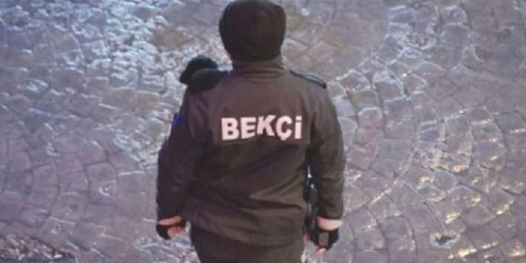 Mahalle bekçisi konutundan çıkarken 9 yaşındaki kızının yanında öldürüldü