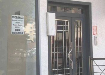 Maltepe’de kira artırımında anlaşamayan mesken sahibi bina girişine yazı astı