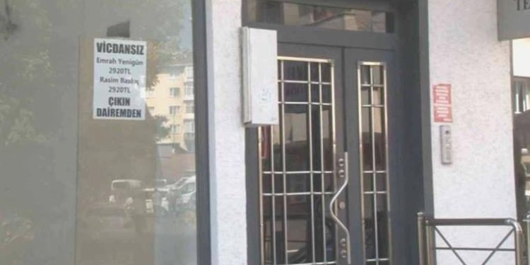 Maltepe’de kira artırımında anlaşamayan mesken sahibi bina girişine yazı astı