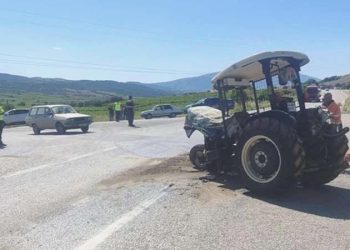 Manisa’da araba ile traktör çarpıştı: 4’ü çocuk 7 yaralı