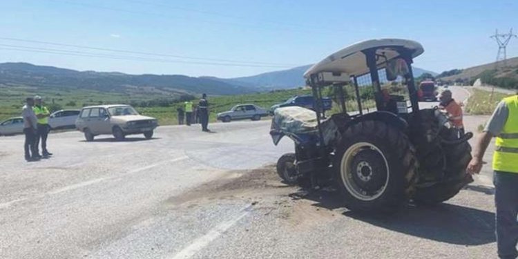 Manisa’da araba ile traktör çarpıştı: 4’ü çocuk 7 yaralı