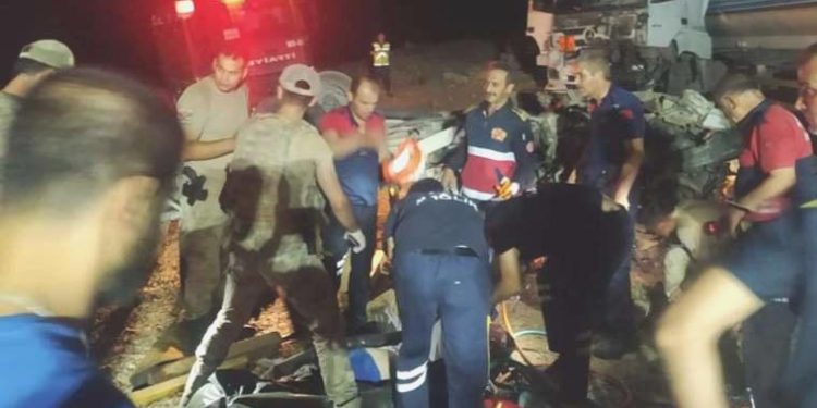 Mardin’de tanker ile kamyonet baş başa çarpıştı: 1 meyyit, 2 yaralı