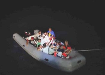 Marmaris’te 14 sistemsiz göçmen kurtarıldı