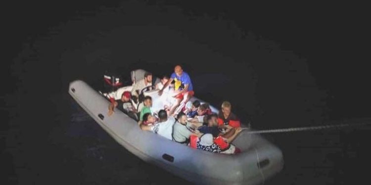 Marmaris’te 14 sistemsiz göçmen kurtarıldı