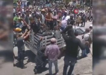 Meksika’da protestocular 13 polisi rehin aldı, valilik binasını işgal etti