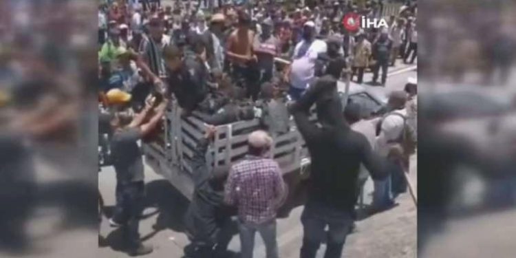 Meksika’da protestocular 13 polisi rehin aldı, valilik binasını işgal etti