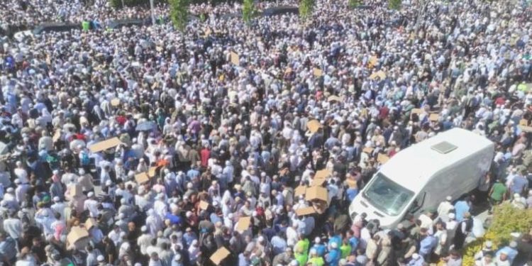 Menzil cemaati ‘şeyh’ Abdülbaki Erol’un cenazesini gövde gösterisine dönüştürdü!