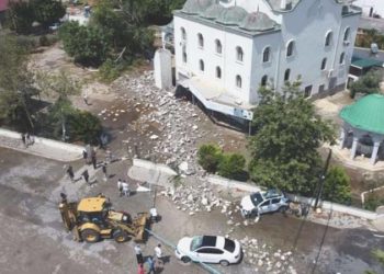 Mersin’de fırtına minareyi devirdi: 2 yaralı