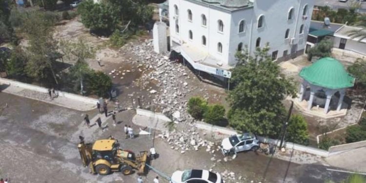 Mersin’de fırtına minareyi devirdi: 2 yaralı