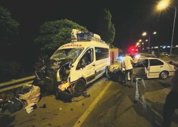 Minibüs ile araba çarpıştı: 1 kişi öldü, 6 kişi yaralandı!