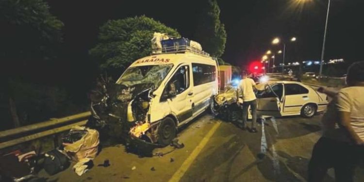 Minibüs ile araba çarpıştı: 1 kişi öldü, 6 kişi yaralandı!