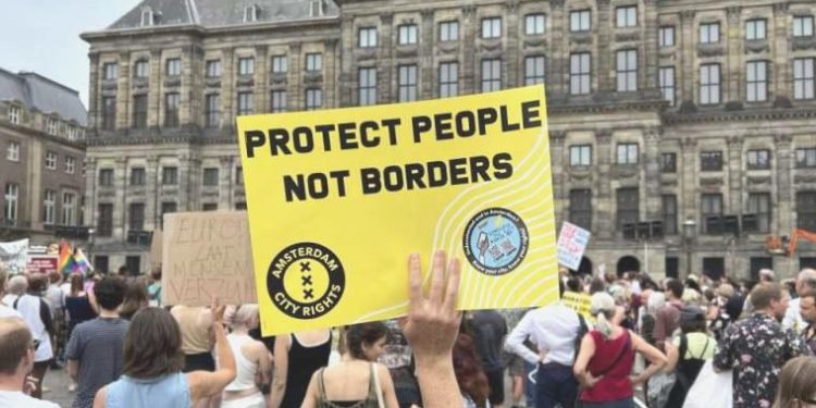 Mültecilerin savaş bitikten sonra ülkelerine geri dönmesini öngören iltica planı Hollanda hükümetinde kriz yarattı