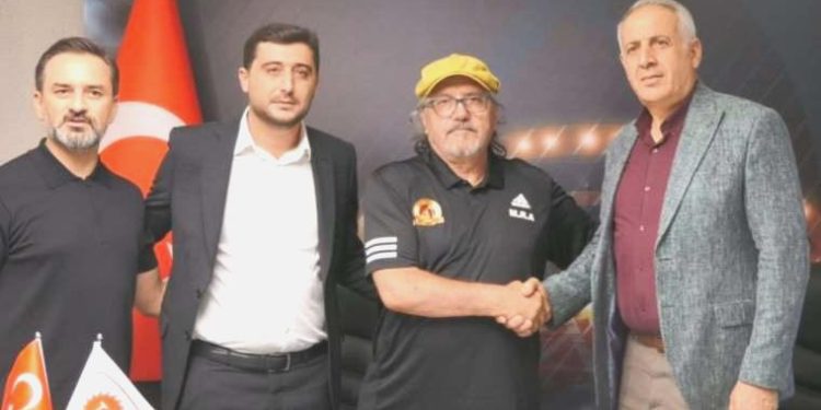 Mustafa Reşit Akçay’dan mesleğinde bir ilk!