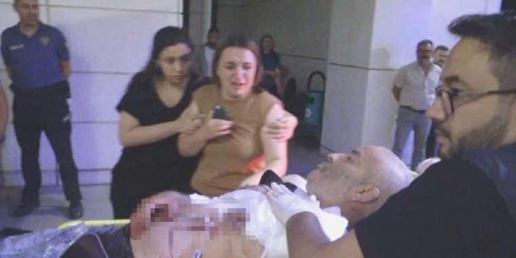 Oğlunun yardımına giden baba kalbinden bıçaklandı!