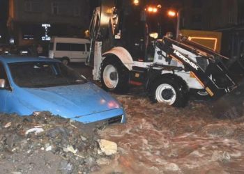 Ordu’da heyelan: Araçlar toprak altında kaldı, yollar suyla kaplandı