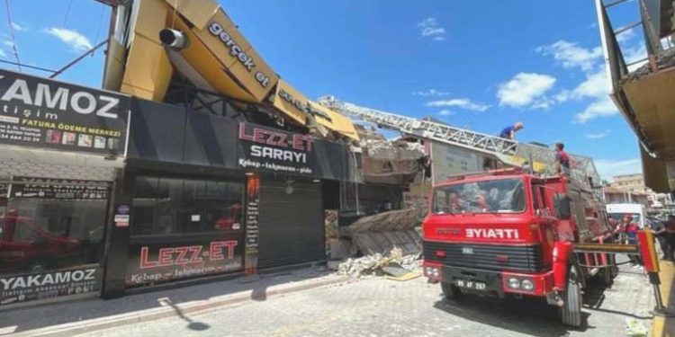 Osmaniye’de ağır hasarlı bina çöktü: 3 yaralı