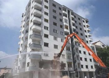 Osmaniye’de ağır hasarlı bina yıkım sırasında çöktü