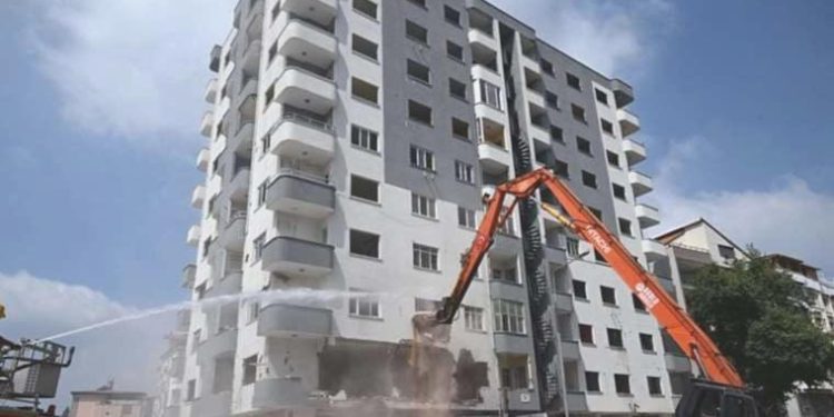 Osmaniye’de ağır hasarlı bina yıkım sırasında çöktü