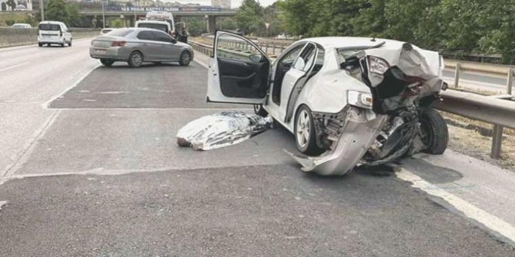 Pendik’te yarışan arabanın çarptığı araç şoförü hayatını kaybetti