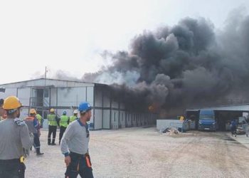 Polyester fabrikasında çalışanların kaldığı yatakhanede yangın: 2 yaralı
