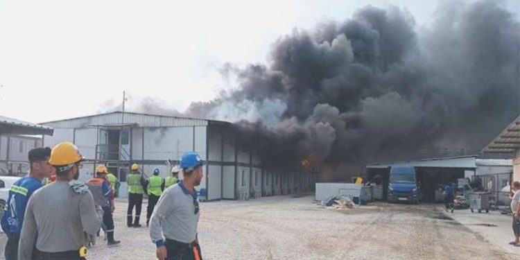 Polyester fabrikasında çalışanların kaldığı yatakhanede yangın: 2 yaralı