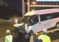 Servis minibüsü beton bariyerlere çarptı: 4 kişi yaralandı!