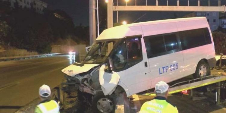 Servis minibüsü beton bariyerlere çarptı: 4 kişi yaralandı!