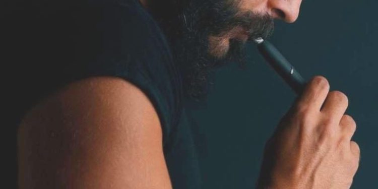 Sigaraya gelen artırımlar nedeniyle e-sigara kullanımı son devirlerde arttı: ‘Elektroniği de hiç günahsız değil’