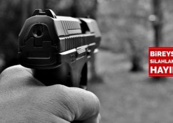 Silah sesini duyup balkona çıkan bayan vuruldu