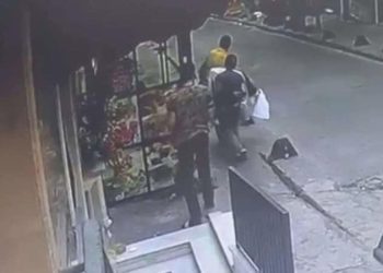 Sinema üzere olay: Çaldıklarını taşırken zorlanan hırsıza esnaftan yardım!