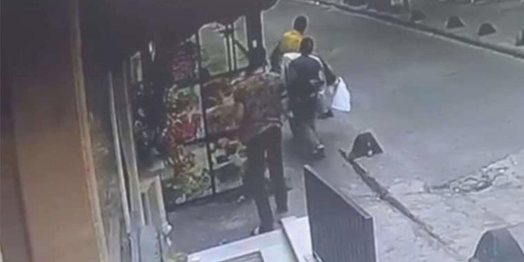 Sinema üzere olay: Çaldıklarını taşırken zorlanan hırsıza esnaftan yardım!