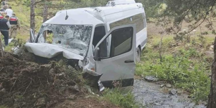 Son Dakika: Erzincan’da şarampole devrilen minibüsteki 4 kişi öldü, 10 kişi yaralandı