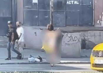 Sultangazi’de şoke eden olay: Bayan yol kenarında soyundu, arabalar kaza yaptı