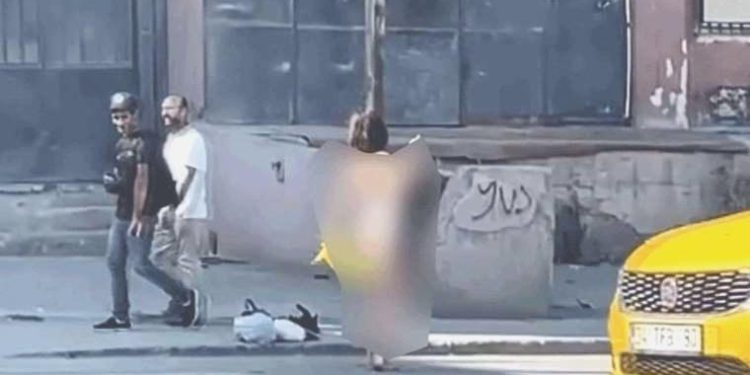 Sultangazi’de şoke eden olay: Bayan yol kenarında soyundu, arabalar kaza yaptı