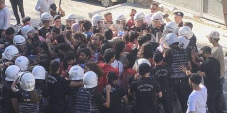 Suruç Katliamı anması için bildiri dağıtırken gözaltına alınan 46 şahıstan 6’sı tutuklandı