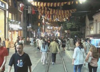 Taksim’de patlama sesi paniğe neden oldu: Endişe ile kaçtılar