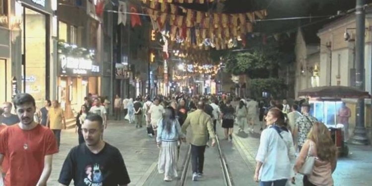 Taksim’de patlama sesi paniğe neden oldu: Endişe ile kaçtılar