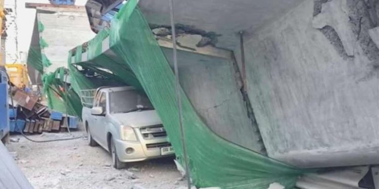 Tayland’da üst yol inşaatı çöktü: 2 meyyit, 13 yaralı