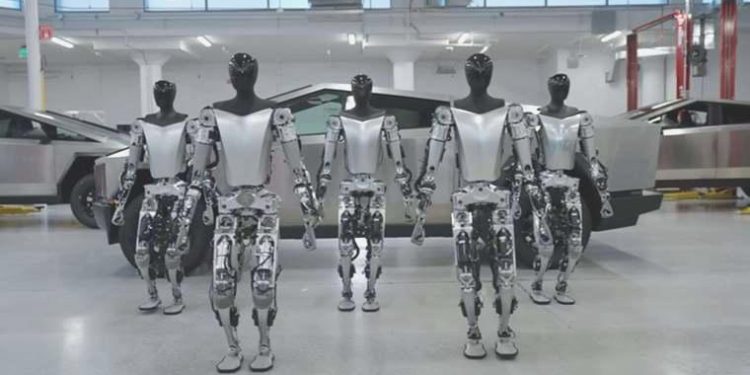 Tesla mağazalarında robotları kullanacak