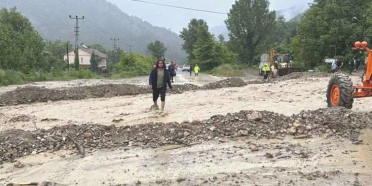 Trafiğe kapatılan Karabük-Zonguldak karayolu tek istikametli ulaşıma açıldı
